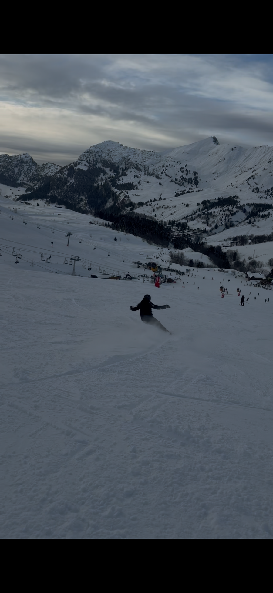 Skwal Snowlord en carving sur piste damée