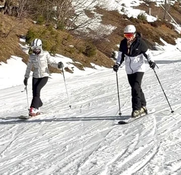 Deux rideuses de quinze ans sur leur première piste en skwal Snowlord.