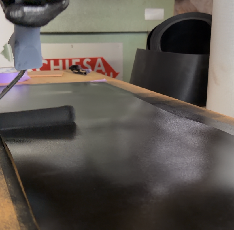 Peinture de l'ICP — fabrication du skwal Snowlord dans l'atelier du Jura, étape 14