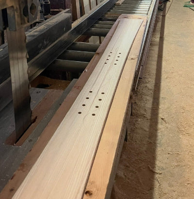 Fabrication artisanale d'une planche de skwal dans l'atelier du Jura