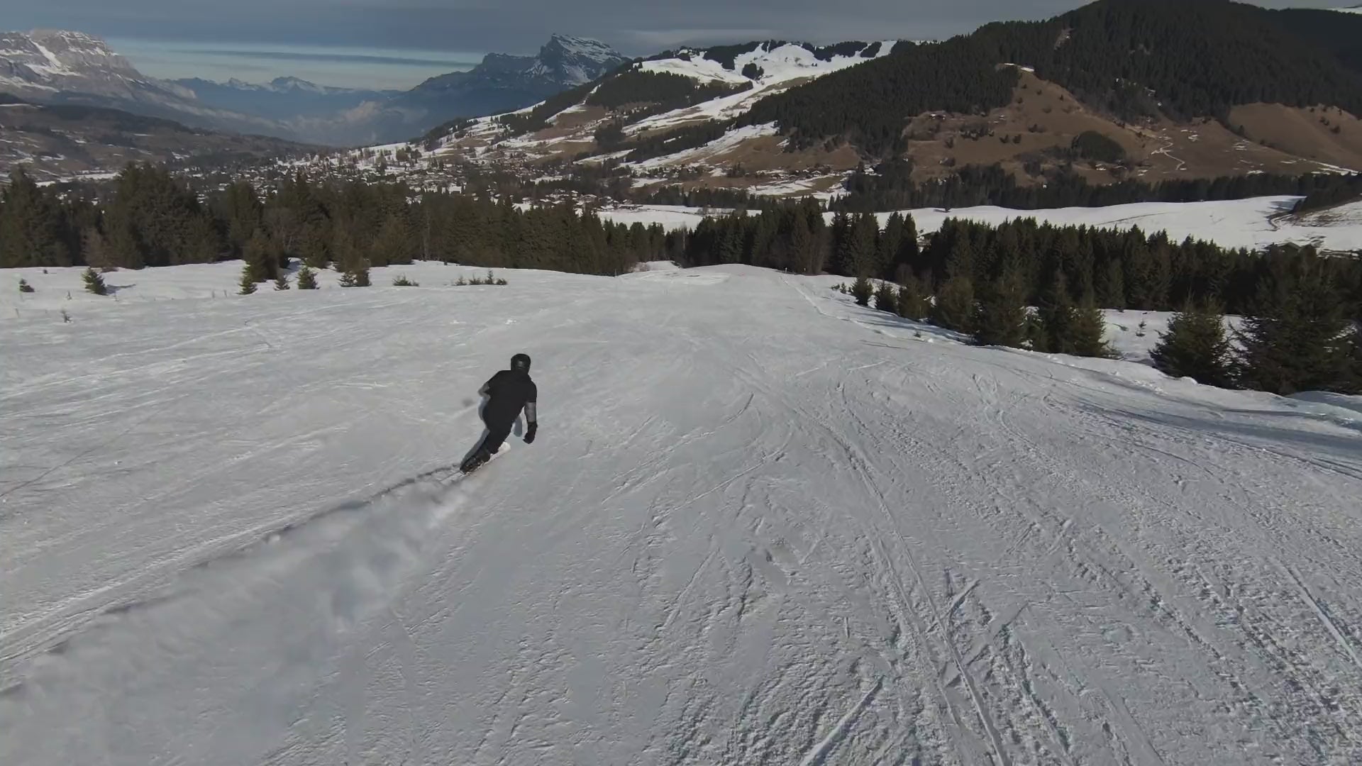 Descente en carving avec un Snowlord, vue aérienne