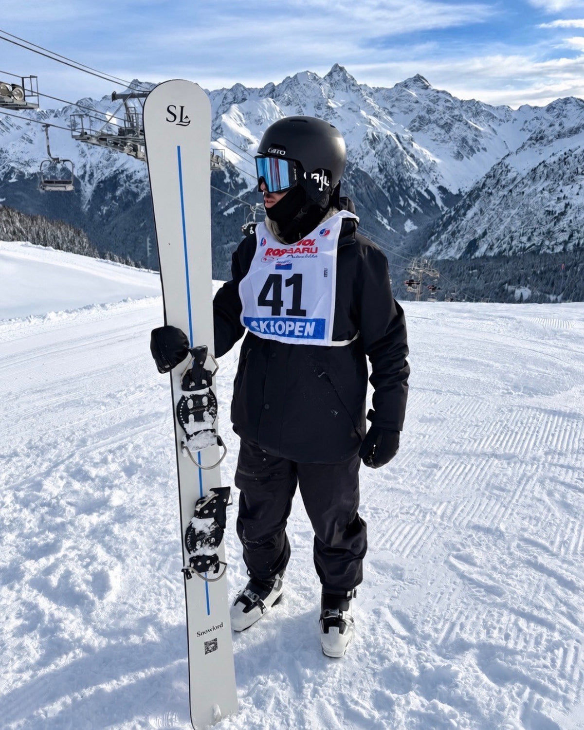 Rider en station tenant un Snowlord blanc