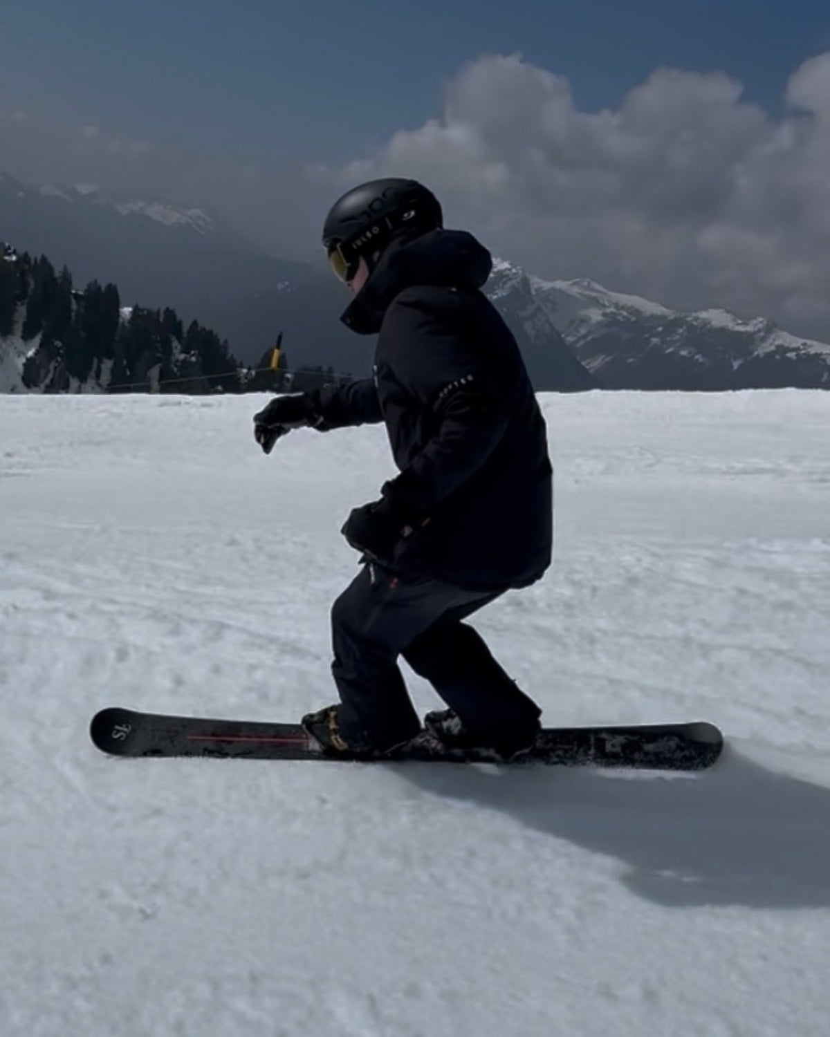 Rider en carving sur piste avec un Snowlord noir